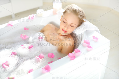 迷人的女孩在沐浴中放松