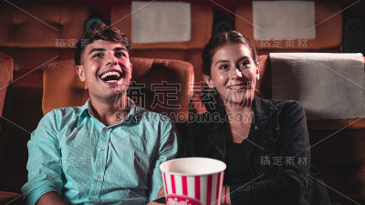 人们在电影院看电影。
