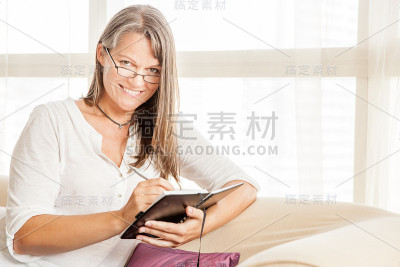 写日记的女人