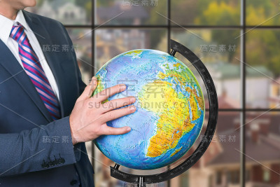 窗边有地球仪的商人。