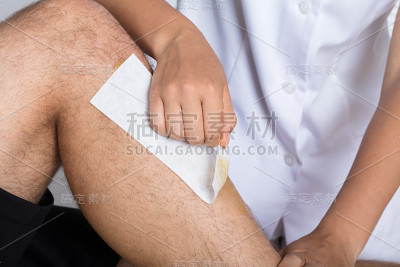 美容师给男人的腿脱毛