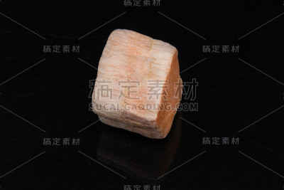 黑色背景上美丽的半宝石
