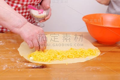 奶奶和孙子烤东西