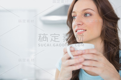 喝咖啡的黑发美人