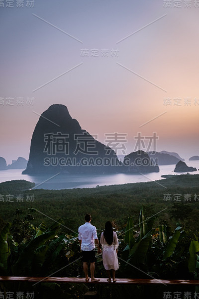攀噶湾日出期间，一对夫妇在泰国攀噶省Samet Nang Shee观看日出