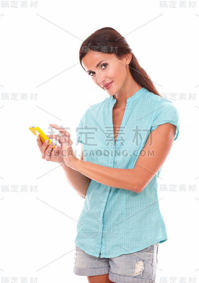 美女在手机上发短信