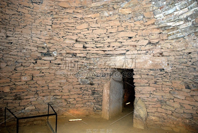 西班牙安特奎拉Dolmen de Romeral墓室。