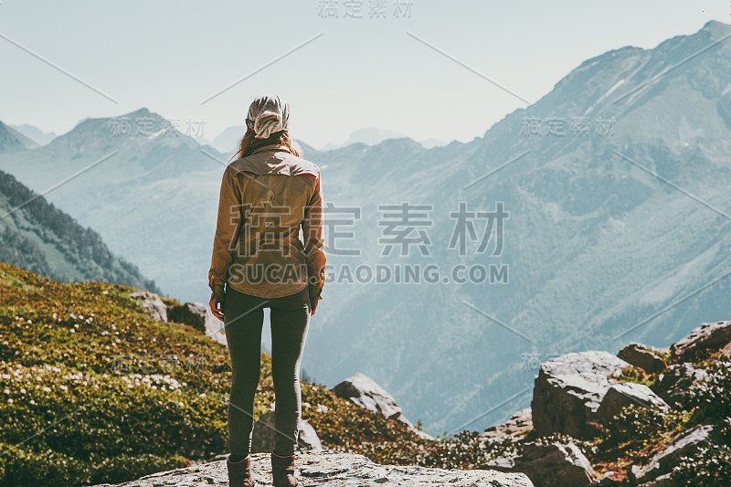 女人独自站在山上漫步景观旅游生活方式冒险概念活跃的夏季假期户外与自然和谐的情感