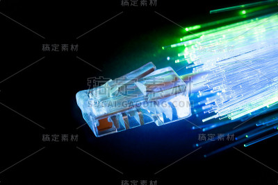 黑色背景上的光纤和局域网电缆