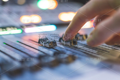 录音室调音台:录音师是经营专业音乐制作的