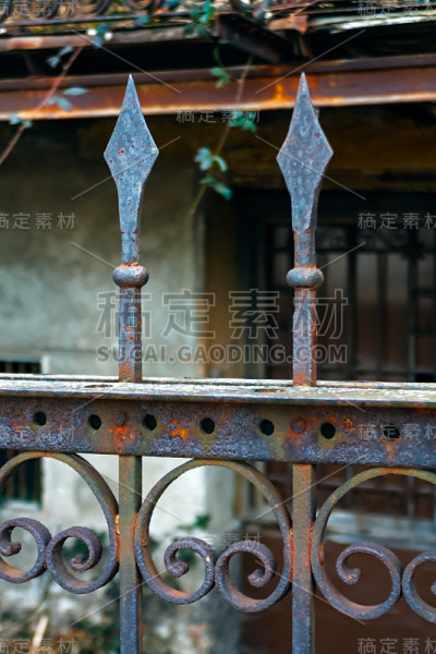 生锈的老铁栅栏有华丽的卷发和尖刺