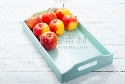 苹果放在托盘上