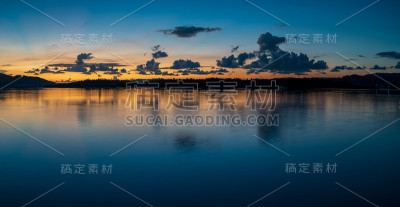 蓝色小时湾水景与散云