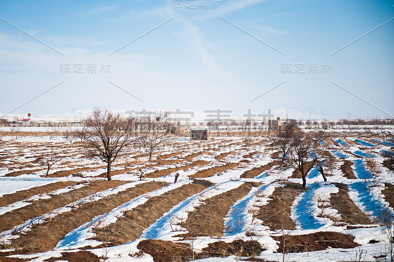 伊朗北部省份赞詹的冬天，伊朗山区被雪覆盖