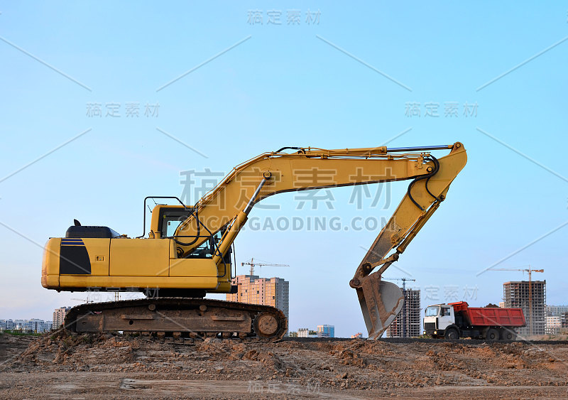 履带式挖掘机在建筑工地铺设或更换地下雨水下水道时工作。安装总水管，卫生下水道，雨水沟系统期间-图片