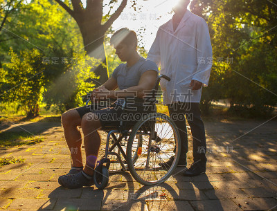 在公园里坐轮椅的人。