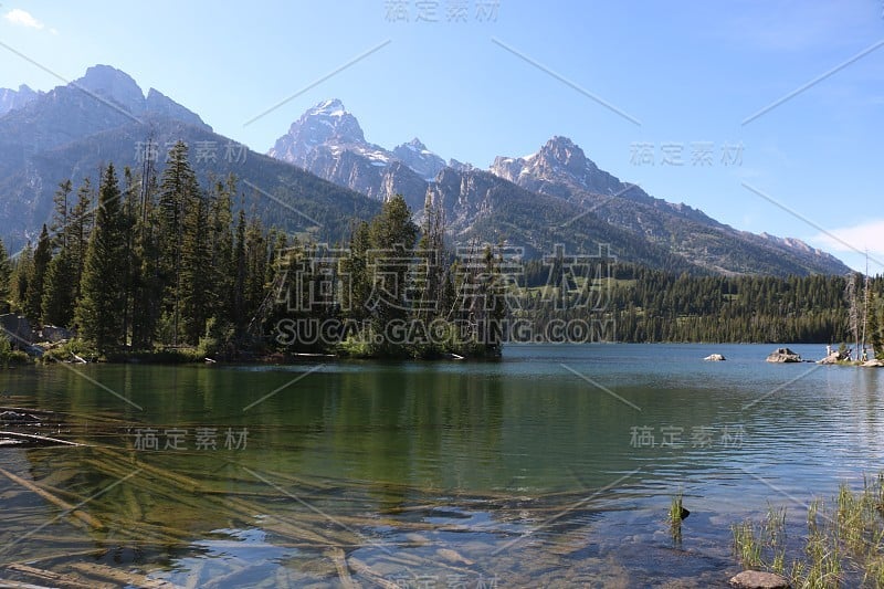 塔格德湖对面的提顿山脉