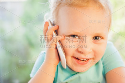 漂亮的小孩在和她妈妈打电话