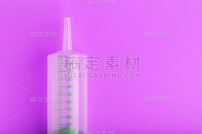 绿色医疗注射器疯狂丁香背景。极简主义和自由空间的概念。