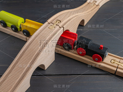 黑色背景的木制玩具火车