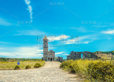 sacargia大教堂的蓝天