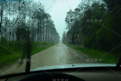 雨刷在司机POV拍摄的雨森林道路