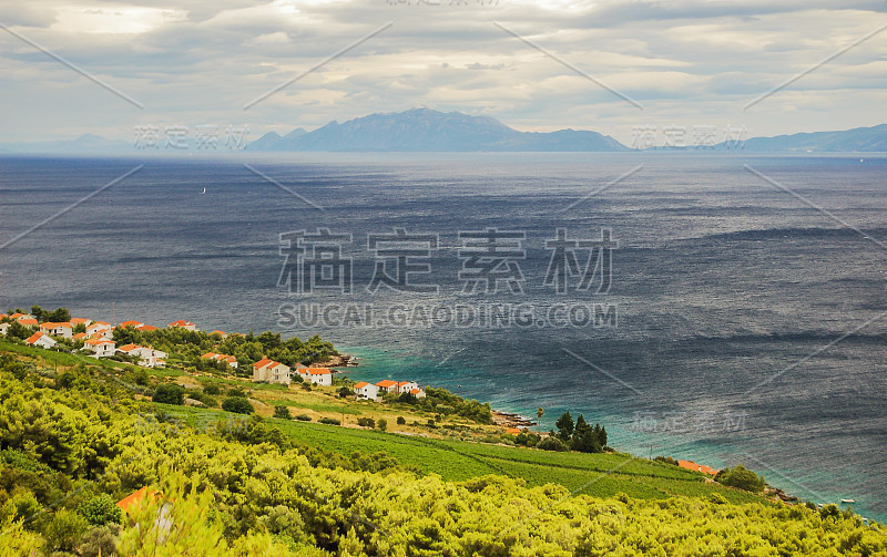 克罗地亚赫瓦尔岛上风景如画的扎瓦拉村