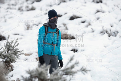 雪景中的徒步者。