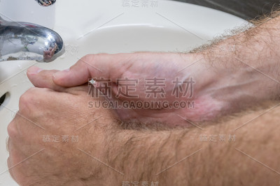 男人在洗手盆洗手特写