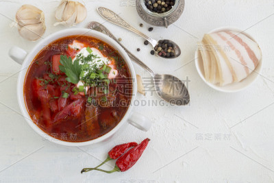 传统的乌克兰俄罗斯汤(罗宋汤)，由甜菜、绿色蔬菜和酸奶油制成。