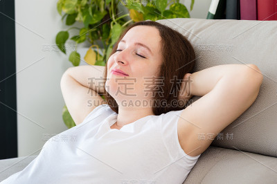 睡在家里沙发上的女人