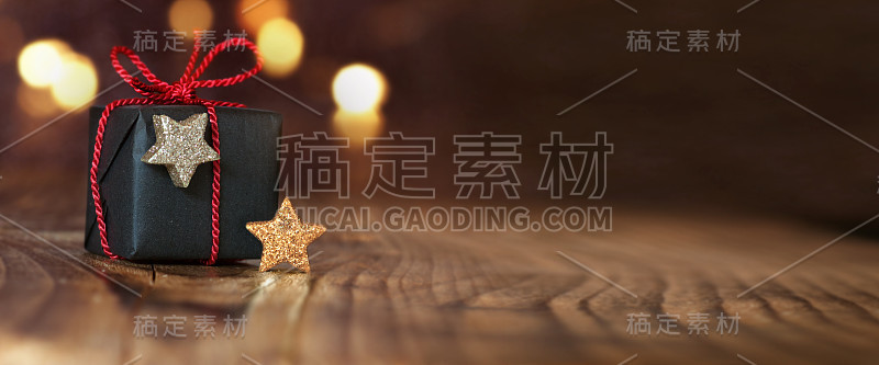空桌子上放着圣诞礼物