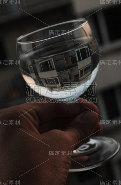 上下颠倒的