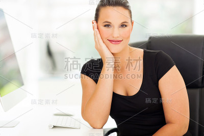 在办公室里放松的女商人