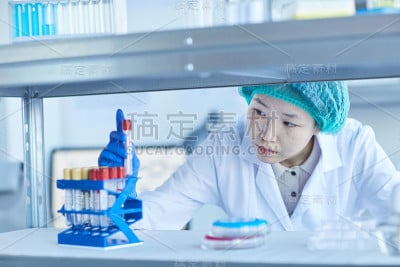 女实验室工作人员取出试管
