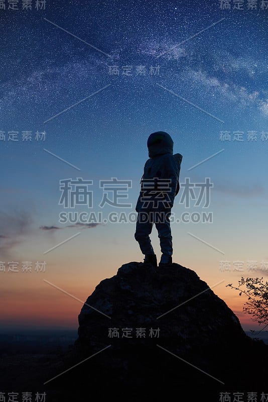 宇航员站在美丽的星空下。