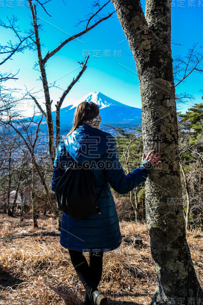 日本——一个站在山顶上可以看到富士山的女孩