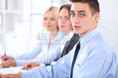 商务人士在开会