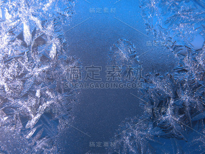 冬天的窗户上有霜冻的图案