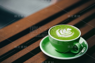 绿色的抹茶，美丽的泡沫。