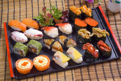 日本料理寿司组合在桌子上设计照片