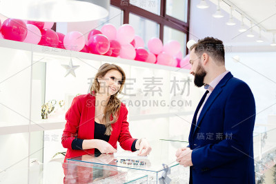 一个男人在珠宝店买礼物。