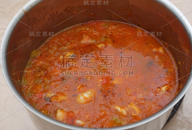 海鲜汤在平底锅中煮的海鲜汤