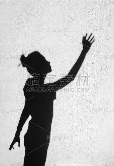 女孩把手伸向天空