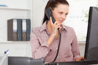 有电话要筛选的女商人