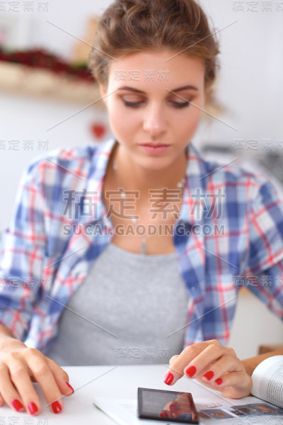 女人微笑着用电脑和信用卡在网上购物