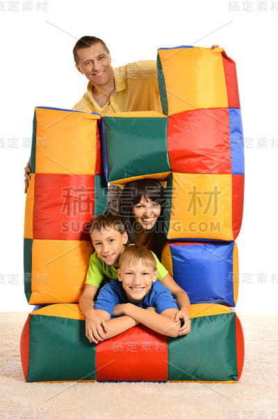 一家四口玩得很开心