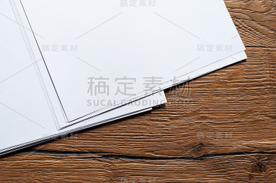 木桌上放着白纸