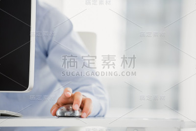 人的手在电脑上工作的中间部分