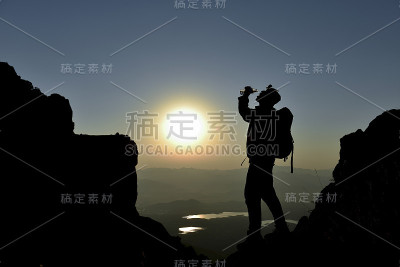 登山者在水里休息